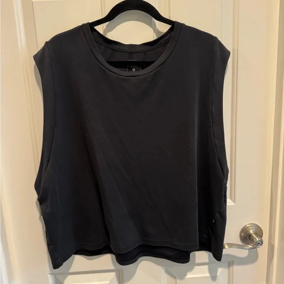 On Running Black Sleeveless Athletic Focus Crop Top Size XL - Picture 6 of 9